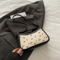 Französische Vintage-Unterarmtasche mit Kirschprint und goldener Kette in Off-White - Einheitsgröße / Schwarz