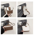 Modische zweifarbige Beuteltasche in Creme und Braun mit goldfarbenen Metallbeschlägen - Khaki (Weiß und Braun Farblock)