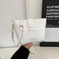 Minimalistische weiße Eimertasche mit verstellbarem Riemen und goldener Magnetschnalle - Weiß