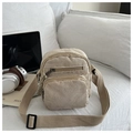 Bolso bandolera minimalista de pana beige con correa ajustable para mujer en entorno acogedor - Caqui