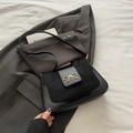 Minimalistische zwarte crossbody tas met suède patchwork en gouden strik ornament - Zwart / Eén maat