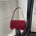Chique bordeauxrode suède schoudertas met flap en een slanke crossbody riem - Rood
