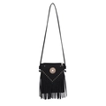 Borsa a tracolla nera opaca con borchie dorate e lunghe nappe su sfondo bianco - Nero