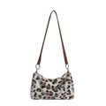 Bolso bandolera de felpa con estampado de leopardo, piel sintética y cadena plateada - Blanco