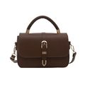 Bolso de mano minimalista en cuero mate marrón oscuro con hebilla dorada y asa - Marrón