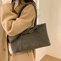 Detalle del bolso tote de ante gris oscuro con hebilla metálica y correas finas - Verde