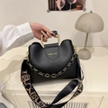 Secchiello chic in pelle nera opaca con manico a U dorato e ampia tracolla decorata - Nero