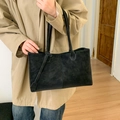 Bolso tote grande negro minimalista en ante mate con correas delgadas para el hombro - Negro