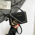 Schwarze mattierte Schultertasche mit weißen Kontrastnähten und goldener Schnalle - Schwarz