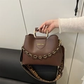 Borsa a secchiello in pelle marrone scuro con manico dorato e catena vintage decorativa - caffè