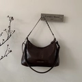 Détail du sac hobo marron foncé avec chaîne dorée et gravure de texte tendance - Café Grand