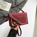 Dunkelrote Vintage-Umhängetasche aus Wildleder-Mix mit goldenem Verschluss und Griff - Rot