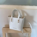 Minimalistische weiße Kunstledertasche mit Goldnieten und verstellbarem Gurt - Weiß