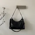 Détail du sac hobo en cuir verni noir avec chaîne argentée et texte imprimé blanc - Noir Grand