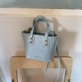 Hellblaue Beuteltasche mit goldenen Kugelnieten und langem Umhängeriemen - Blau