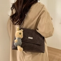 Borsa a spalla marrone scuro scamosciata con placca argento e ciondolo a coniglio - Caffè Con Ciondolo Coniglietto