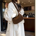 Borsa hobo a spalla con classica stampa leopardata e finitura in finto scamosciato - Marrone