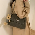 Borsa a tracolla opaca grigio scuro con fibbia argento, catena e ciondolo peluche - Verde Con Ciondolo Coniglietto