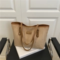 Borsa tote in velluto a coste beige con manici in pelle marrone ed etichetta frontale - Marrone