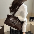 Borsa tote marrone scuro in pelle cerata lucida con fibbia in metallo e occhielli - Marrone