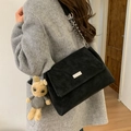 Dettaglio della borsa tote scamosciata nera con inserto metallico e ciondolo a coniglio - Nero Con Ciondolo Coniglietto
