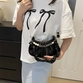 Borsa sottobraccio a nuvola nera increspata con catena decorativa di perle e fiori in metallo - Nero