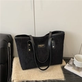 Borsa tote nera in velluto a coste con cinturini in pelle e borchie in metallo dorato - Nero
