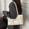 Borsa a spalla beige minimalista in pelle lucida con fibbia indossata da modella - Bianco