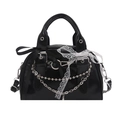 Borsa a tracolla nera lucida con catene argentate, fiocchi di pizzo e borchie stile punk - Nero