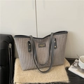 Elegante borsa tote in velluto a coste grigio con finiture in pelle e borchie oro - Grigio