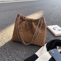 Borsa a tracolla marrone leopardata con design a coulisse e catena argento - Marrone