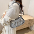 Borsa a spalla argento metallizzato con catena floreale di perle e tracolla a volant - Argento