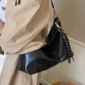 Elegante borsa hobo nera grande con ciondolo in corda intrecciata e zip dorata - Nero Con Ciondolo Racchetta da Tennis Chiave