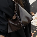 Borsa tote grande retrò in ecopelle marrone scuro con ciondolo a forma di racchetta - Caffè Con Ciondolo Racchetta da Tennis Chiave