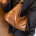 Grande borsa tote vintage marrone in morbida pelle lucida con etichetta moda e cordino intrecciato - Marrone Con Ciondolo Racchetta da Tennis Chiave