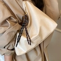 Borsa tote bianco sporco di grande capacità con ciondolo intrecciato e pendente dorato - Beige Con Ciondolo Racchetta da Tennis Chiave