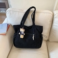 Bolso tote grande de pana negra para mujer con colgante de oso y cordón lateral - Negro (con colgante)