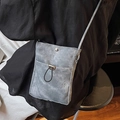 Graue Handytasche aus Segeltuch mit Kordelzug und minimalistischem Schultergurt - Blau