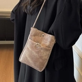 Minimalistische Vintage-Handytasche in Khaki mit Metallschnalle und strukturiertem Stoff - Kaffeebraun