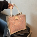 Borsa in lino rosa con ricamo floreale, manici in corda bianca e dettaglio bottone grande - Rosa