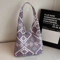 Ethno-Hobo-Tasche mit lila-gelbem geometrischem Muster und vorderer Stecktasche - Lila