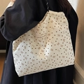 Tragetasche aus Cord in Off-White mit Herz- und Schleifenmuster am Modell - Gebrochenes Weiß