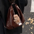 Borsa hobo in pelle verniciata marrone scuro con ciondolo a forma di cucciolo di peluche - Rosso Vino Con Ciondolo Cane Peluche