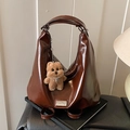 Borsa hobo in pelle lucida testa di moro con grazioso ciondolo a forma di orsetto - Caffè Con Ciondolo Cane Peluche