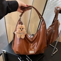 Borsa hobo in pelle PU marrone con tracolla larga e ciondolo a forma di orsetto - Marrone Con Ciondolo Cane Peluche