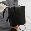 Handgefertigte schwarze geflochtene Beuteltasche mit Lederdeckel und Goldbeschlägen - Schwarz