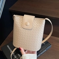 Bolso saco trenzado beige elegante con cierre de solapa y correa ajustable - Blanco Roto