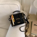 Modische Handtasche mit Leopardenmuster, goldenen Nieten und bunten Holzperlen - Schwarz Mit Perlenanhänger