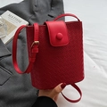 Rote gewebte Bucket Bag mit verstellbarem Schultergurt und goldener Metallschnalle - Burgunderrot