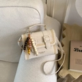 Cremeweiße Leder-Umhängetasche mit gelben Kontrastnähten und Holzperlen-Quastenanhänger - Off-White Mit Perlenanhänger